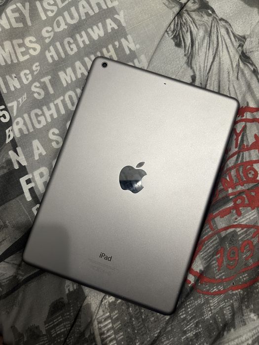 Ipad air 32gb 89%акб побитий єкран все працює