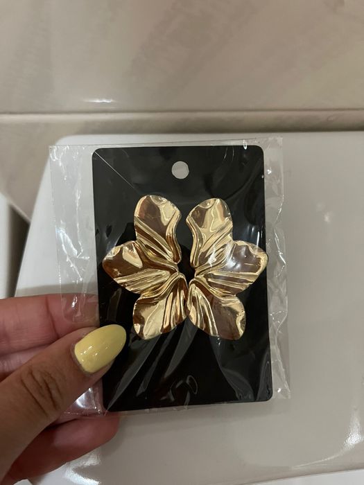 Brincos dourados estilo flor novos ainda embalados