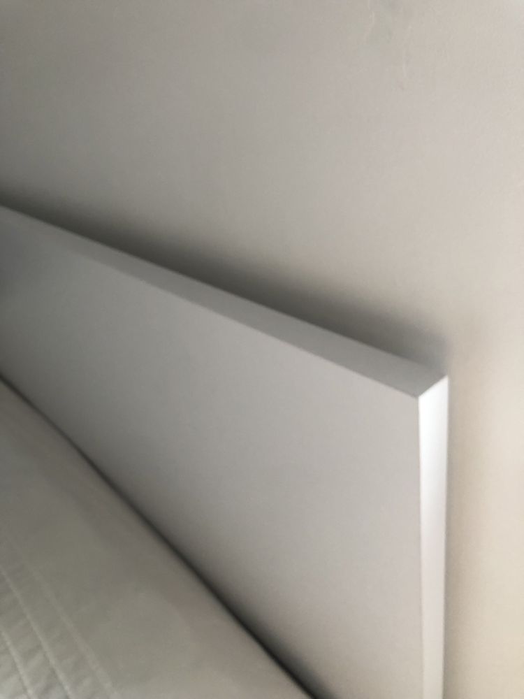 Cama de 160x200cm com lateral danificada