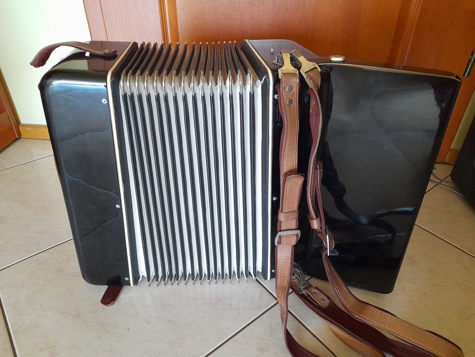 Akordeon 80 basowy z walizką