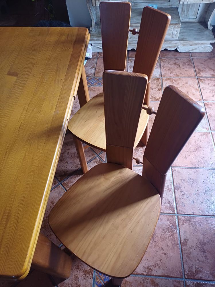 Conjunto de mesa extensivel mais quatro cadeiras em madeira