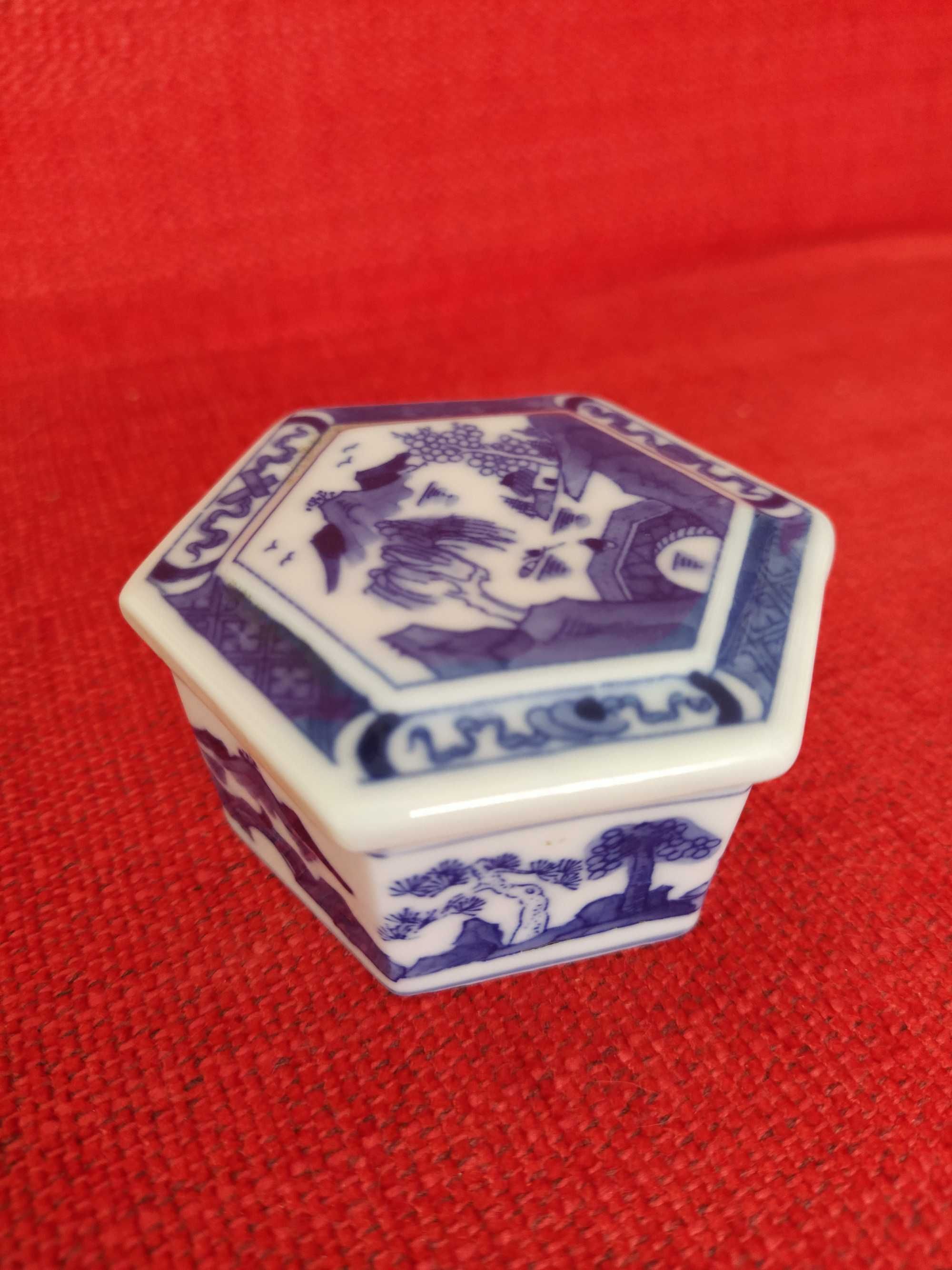 Caixa hexagonal em porcelana azul e branca