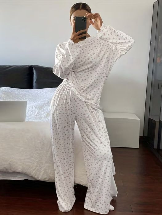 Жіноча елегантна піжама з квітковим принтом. Нова!