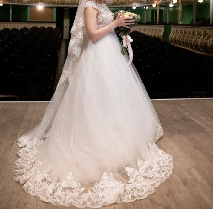 Весільна сукня зі шлейфом + підʼюпник з кільцем в подарунок