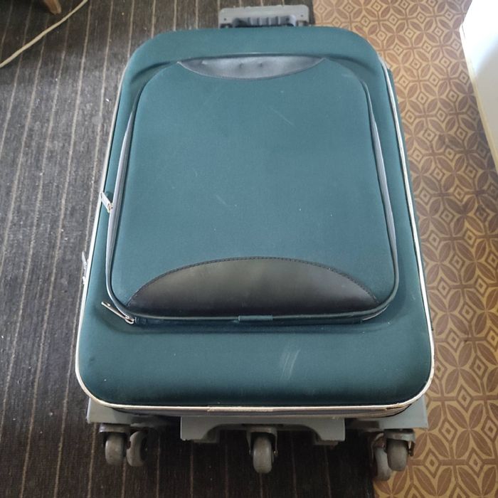 Продам чемодан дорожный