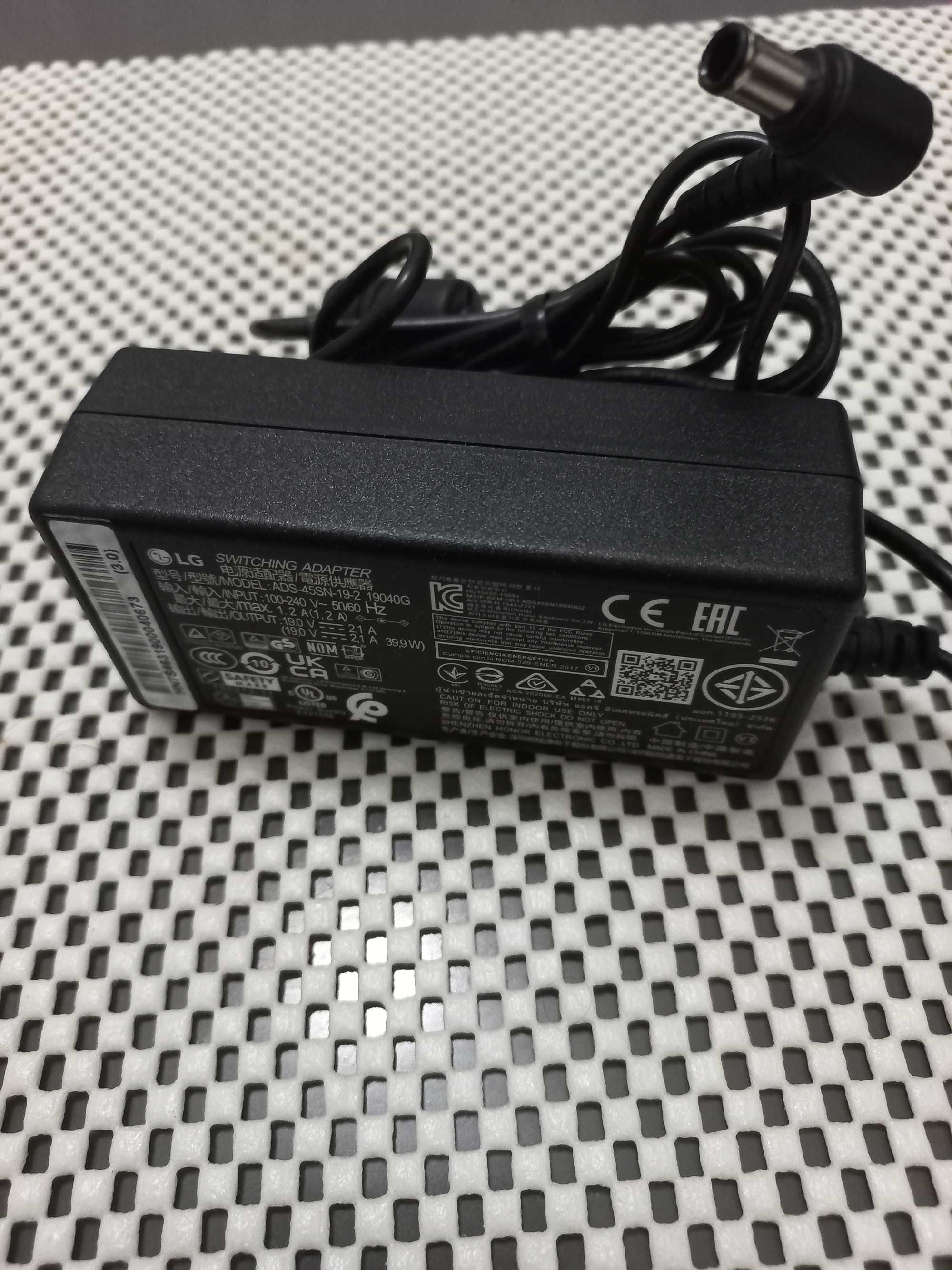 Adaptador  M2432D 19 vdc 2.1 A LG + Fio de ligar para ligar á  tomada