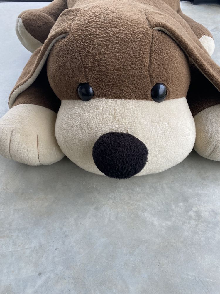 Cão peluche grande