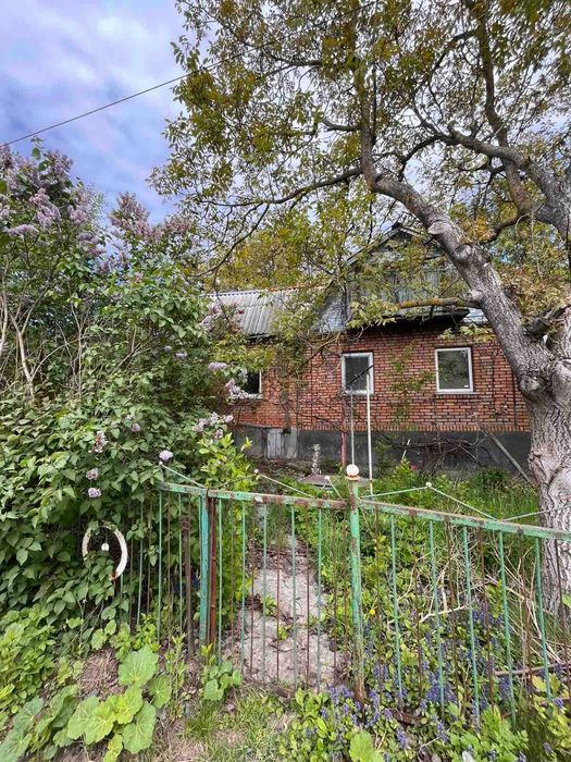 Будинок з комунікаціями та міською пропискою