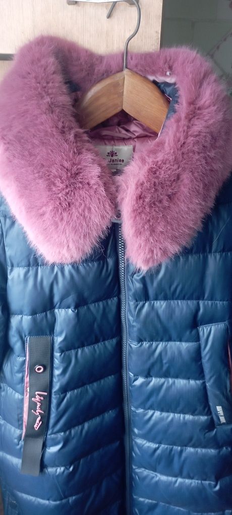 Продам зимнюю куртку для девочек