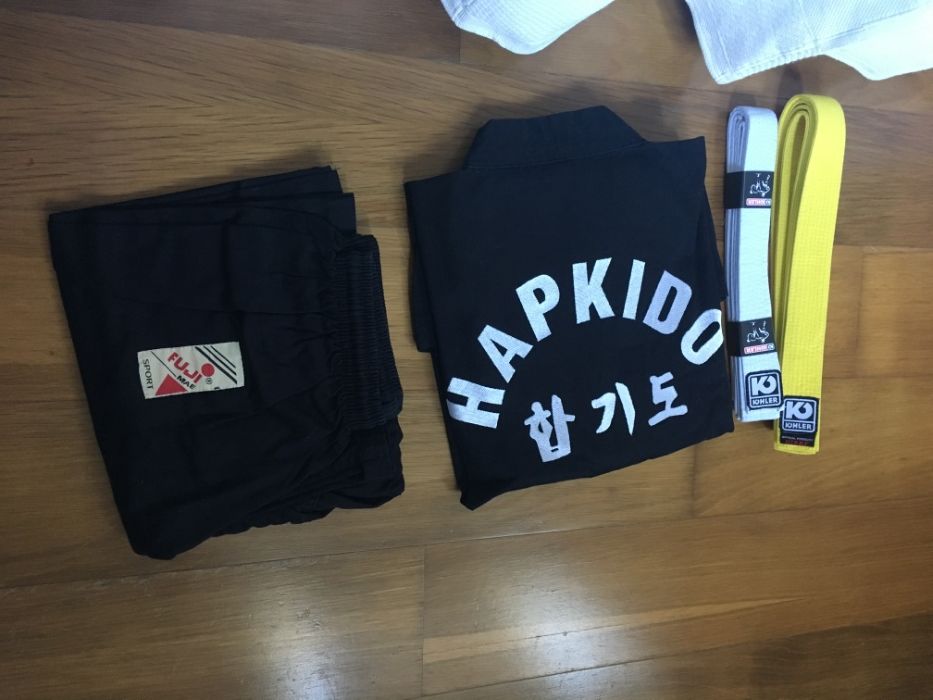 Fato de Hapkido com cintos branco e amarelo