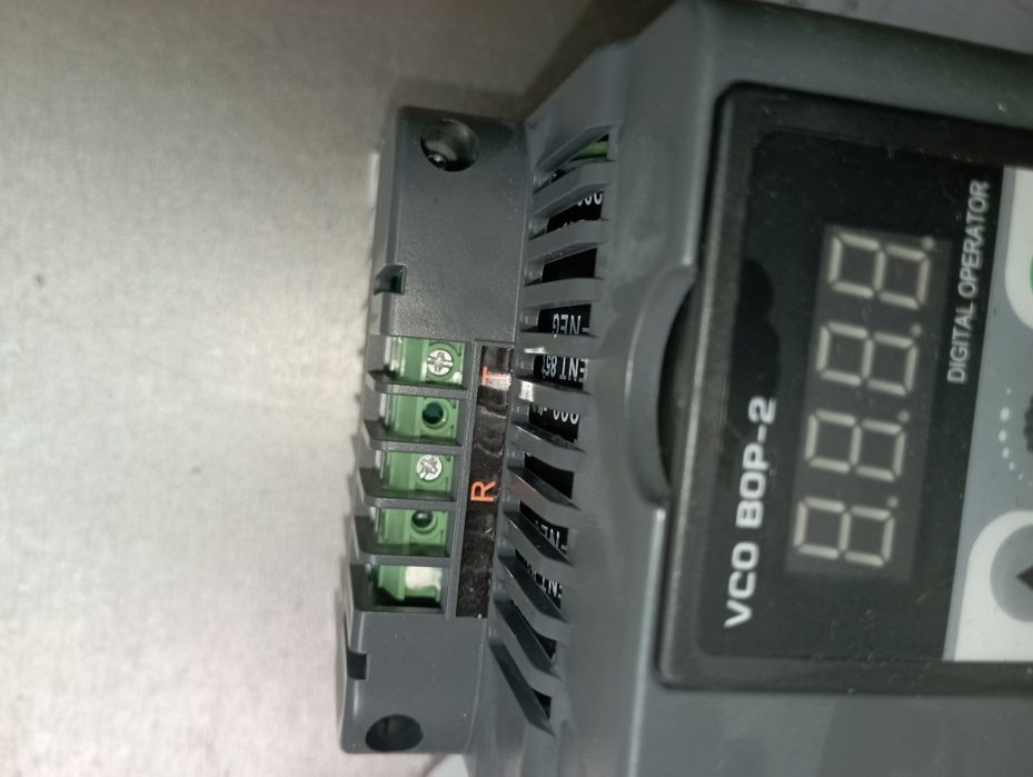 Перетворювач частотник 4 кВт с220в делает 3*380в 2,2квт