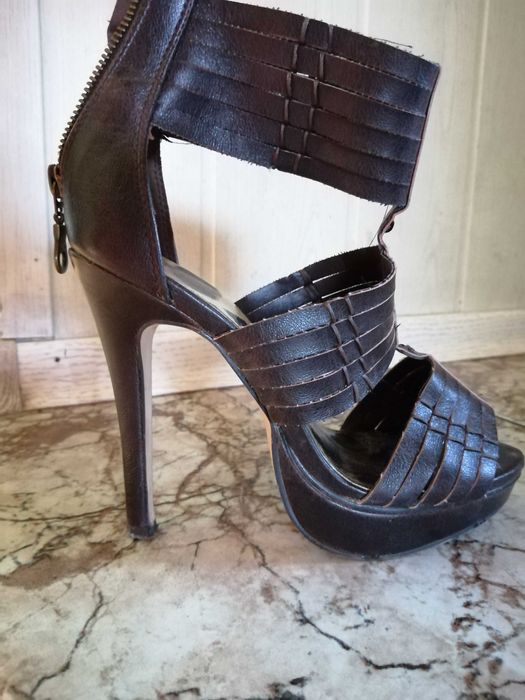 Brązowe sandałki na platformie