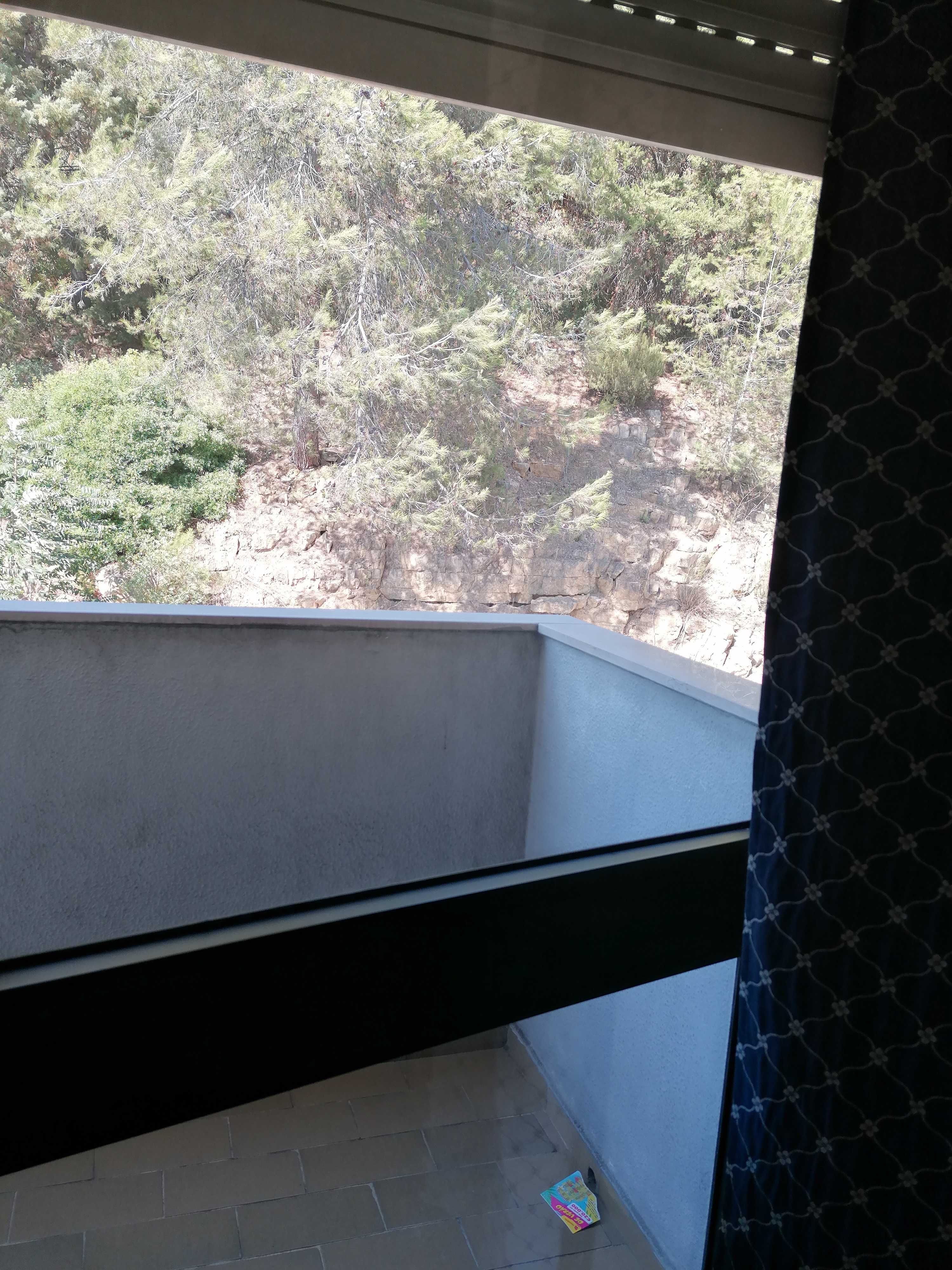 Arrenda-se quarto DUPLO em Coimbra (Rua de Aveiro) a universitárias