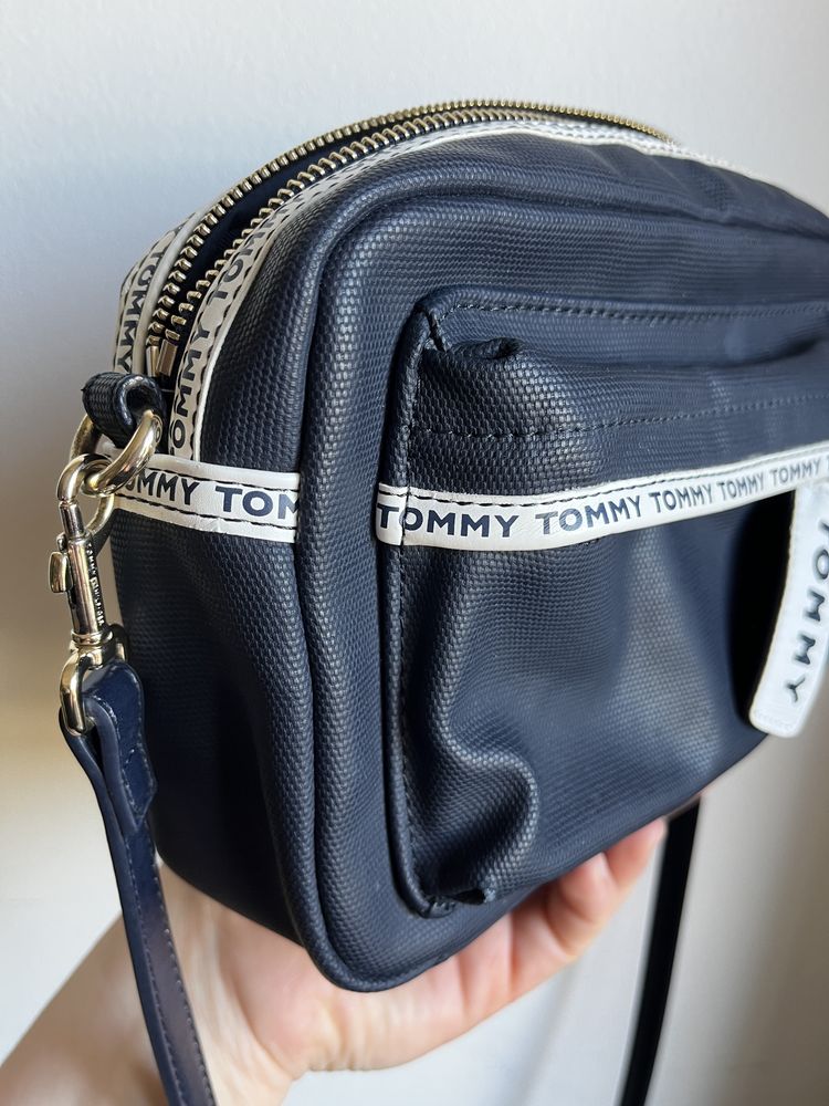 Torebka na ramię listonoszka Tommy Hilfiger