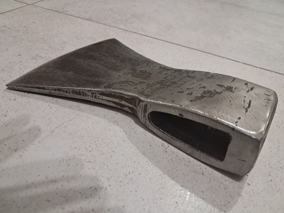 Stara sygnowana kłuta siekiera duża.