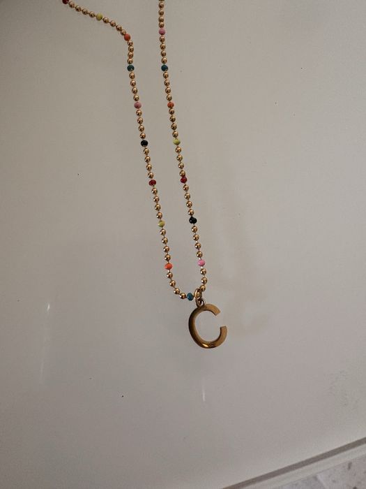 Colar colorido com letra