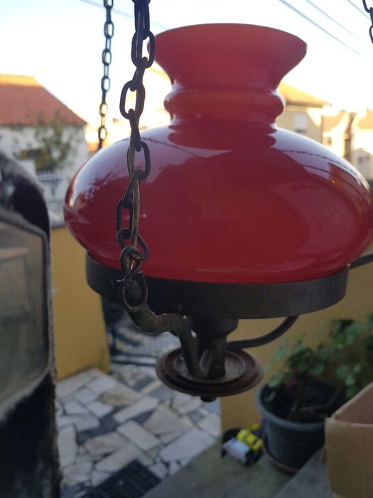 Candeeiro vintage em vidro vermelho
