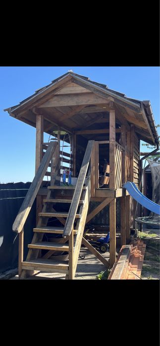 Domek drewniany dla dzieci z taresem i zjeżdżalnią.