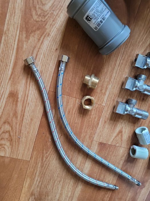 różne kształtki, krany, adaptery hydrauliczne