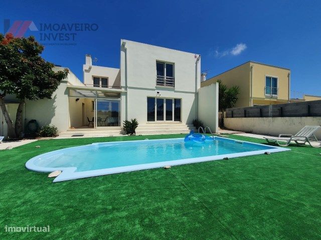Moradia T4 isolada de arquitetura e acabamentos modernos, com piscina,