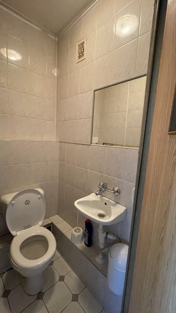 1p. Nowe AGD. 3 oddzielne pok z balkonem. WC i łazienka.  Doposażenie