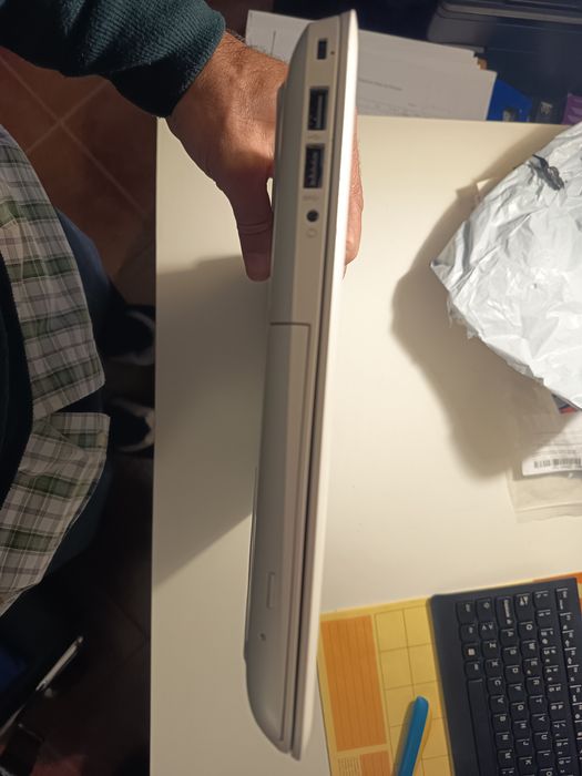 HP pavilion 15-aw002np