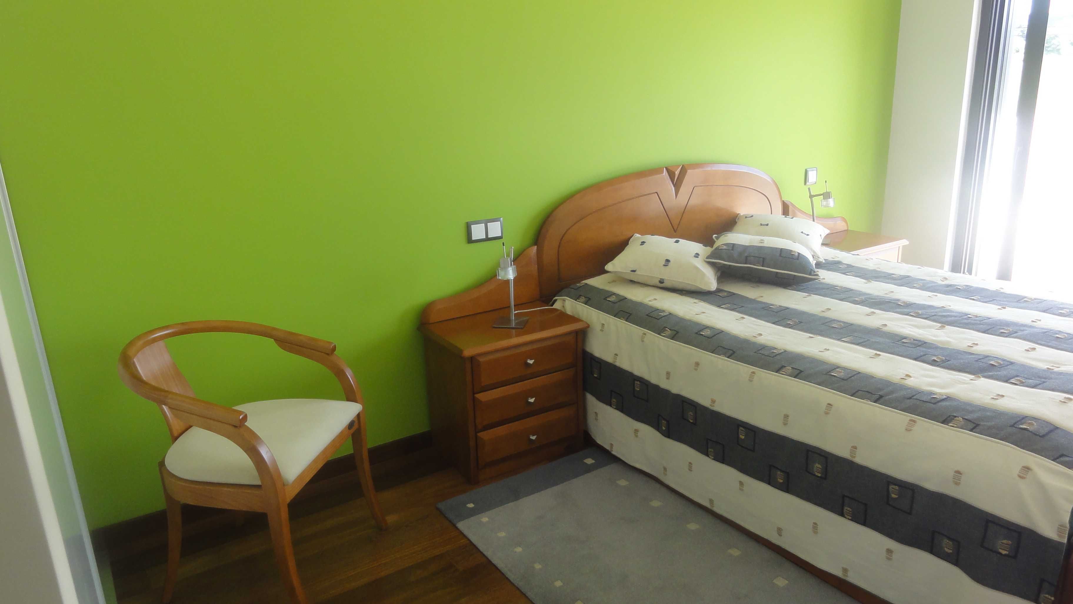 Quarto casal madeira pinho mel, 4 gavetões, mesas cabeceira e estrado