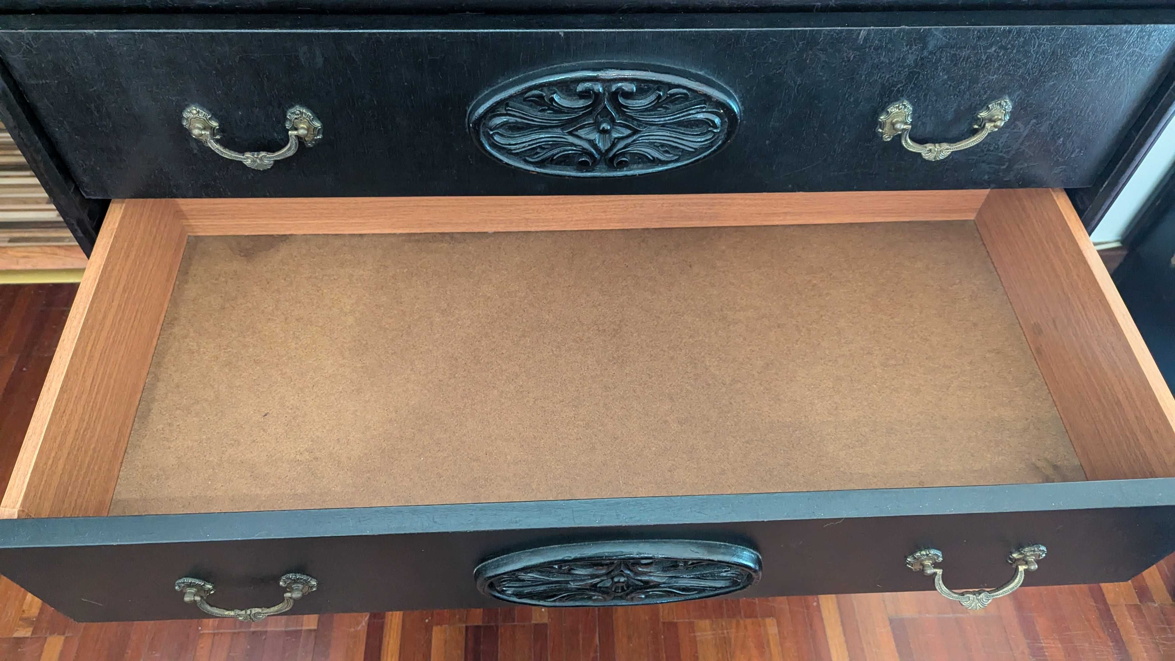Vendo Cômoda e Mesa de Cabeceira em Madeira