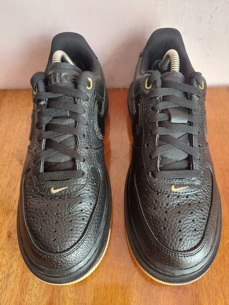 Кроссовки фірми Nike Air Force 1 Luxe оригінал 


Розмір по бірці: 
US