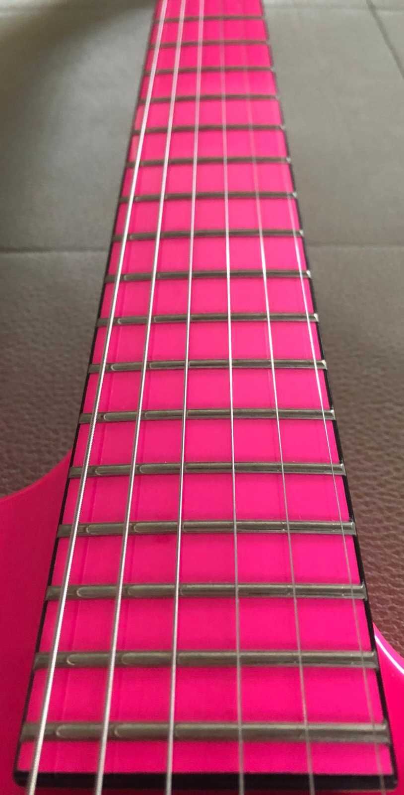 Guitarra Dean em cor rosa