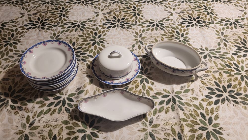 Conjunto Vista Alegre com Pires, manteigueira, travessa e terrina