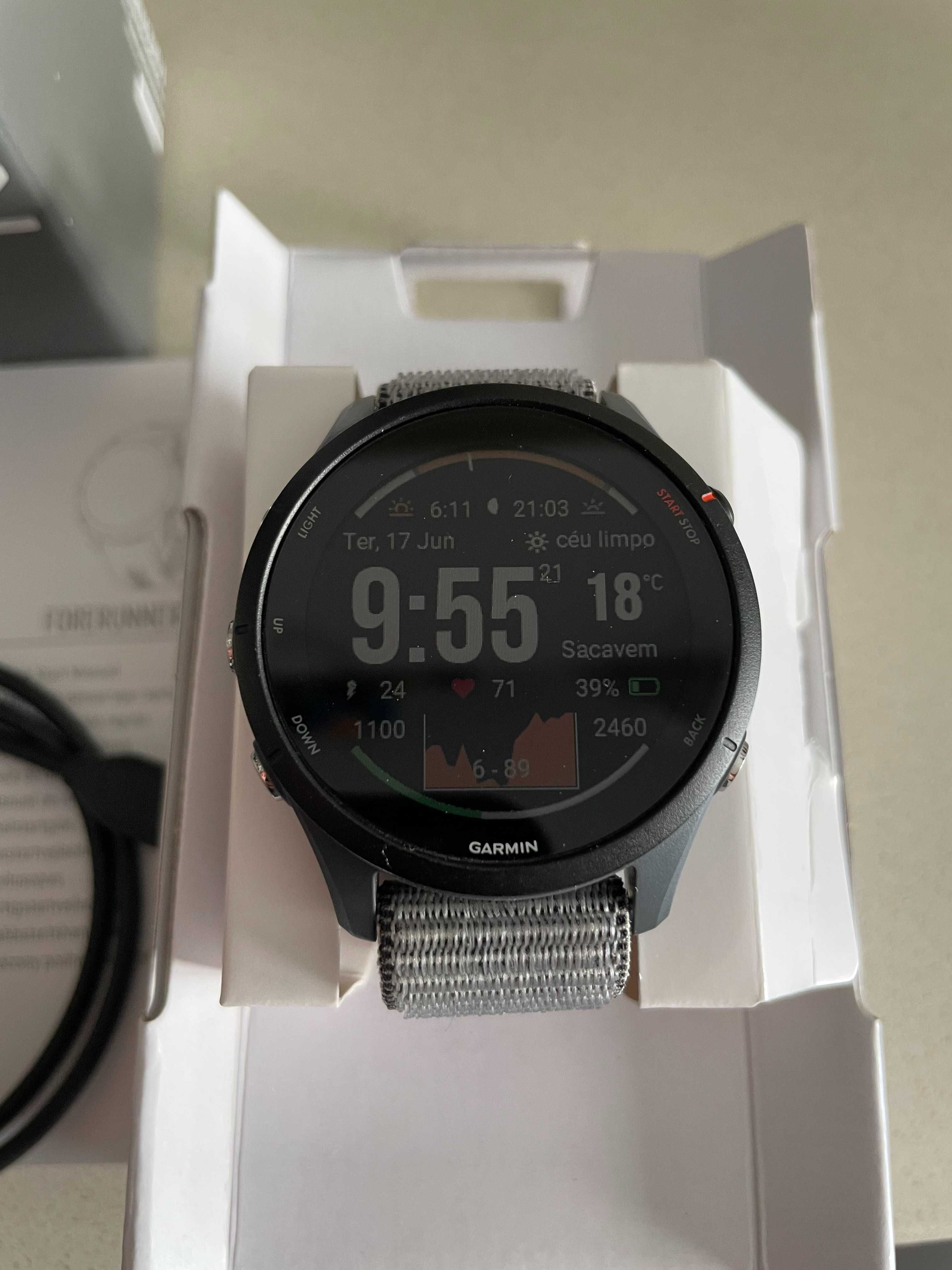 Garmin Smartwatch GPS de Corrida Forerunner 255 com Bracelete em Nylon