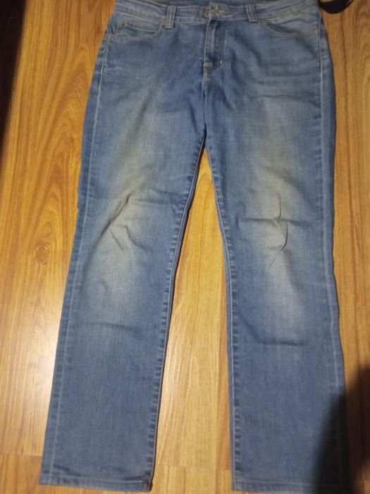 Продам женские облегченные джинсы (31размер)