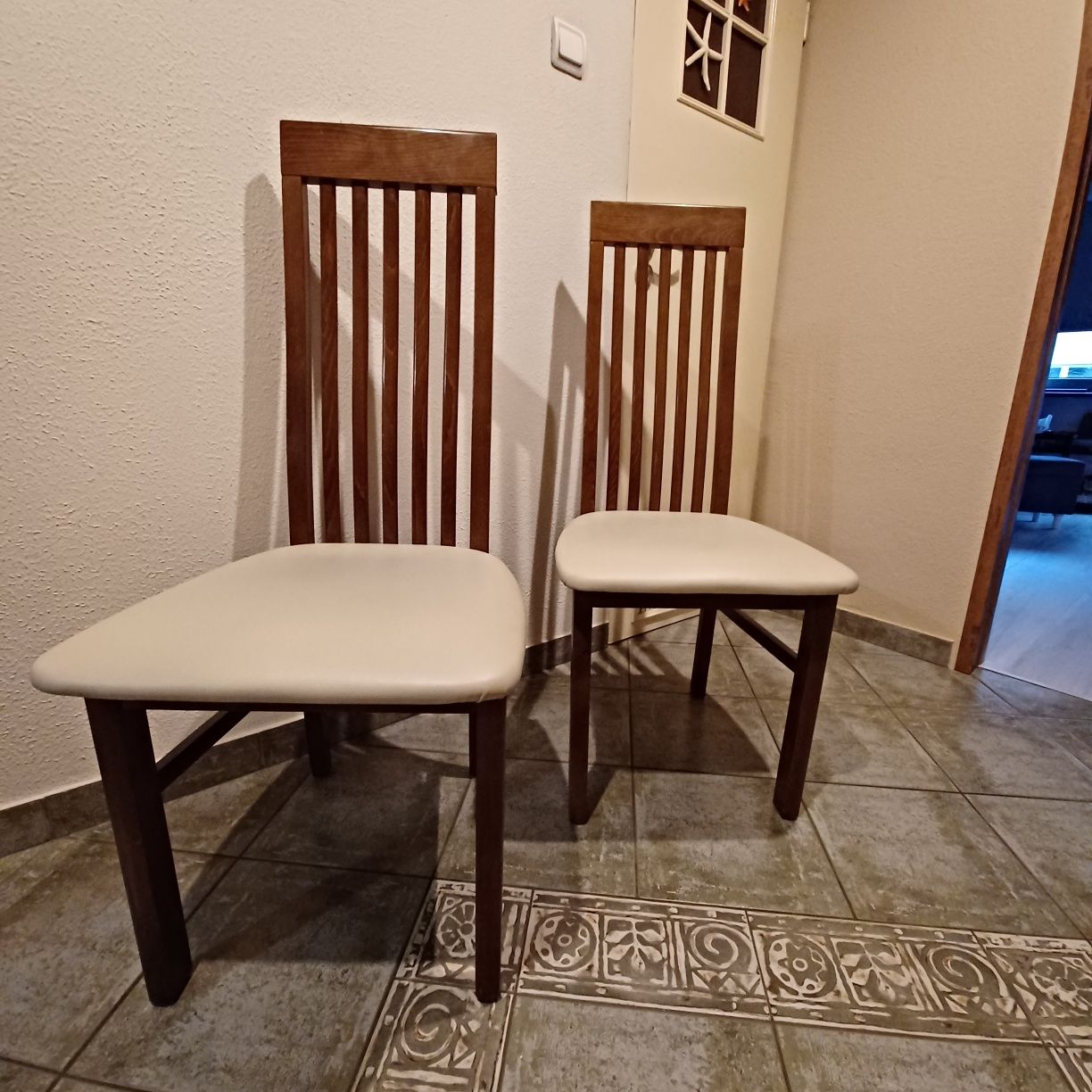 Cztery krzesła z litego drewna z tapicerką z ekoskóry