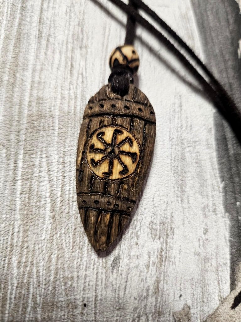 Drewniany wisior słowiański Swarożyc kołowrót tarcza talizman amulet