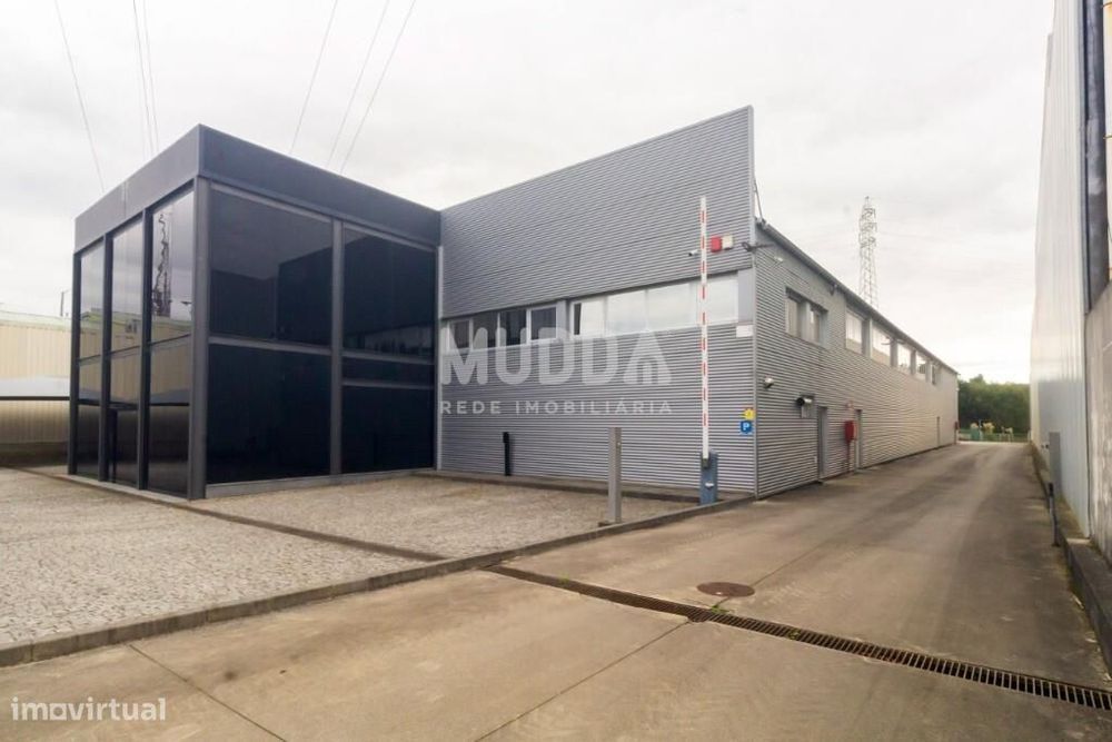 Pavilhão de arquitetura moderna para venda em Zona Industrial em São J