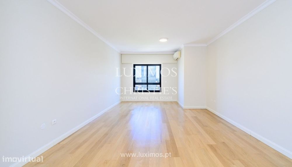 Apartamento T1 remodelado, para arrendar, na Boavista, Porto