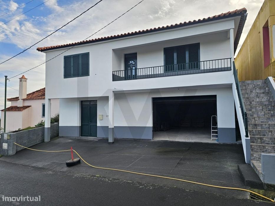 Moradia T3 à venda em Santana com garagem para até 8 carros