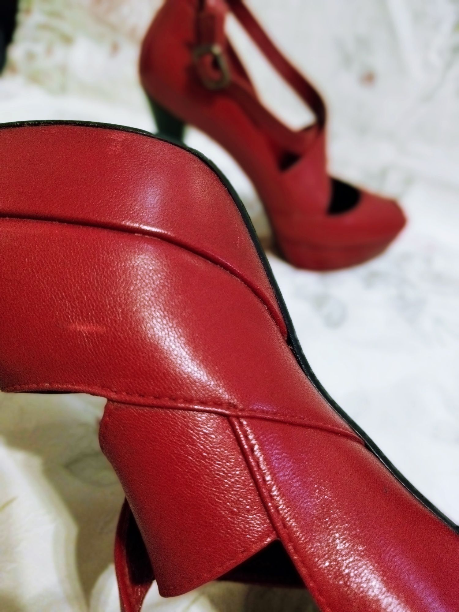 Жіночі червоні каблуки