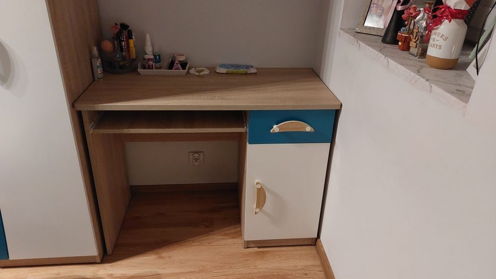 Zestaw mebli w kolorze biało, turkusowym oraz dąb sonona.