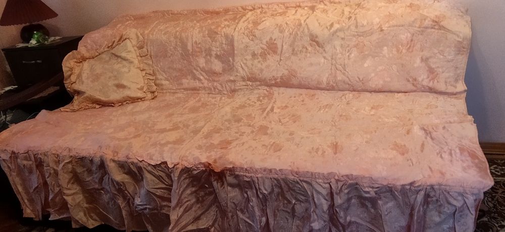 Атласне покривало на диван