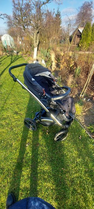 Sprzedam tanio wozek 3 w1 czarno zloty .