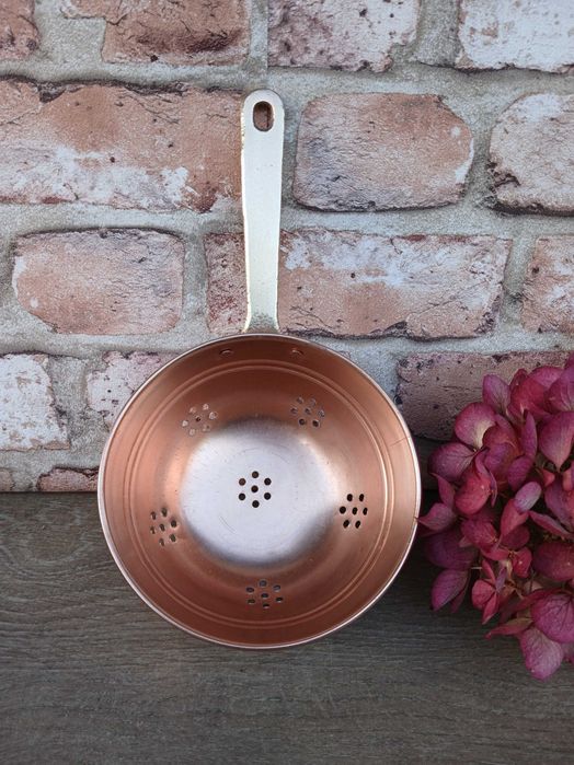 Małe miedziane sitko durszlak z mosiężną rączką śred. 12 cm