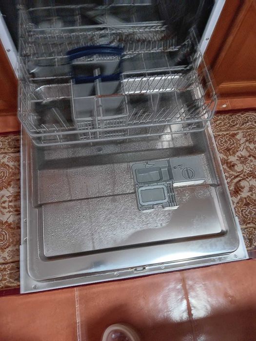 Máquina de lavar loiça com algumas marcas de uso