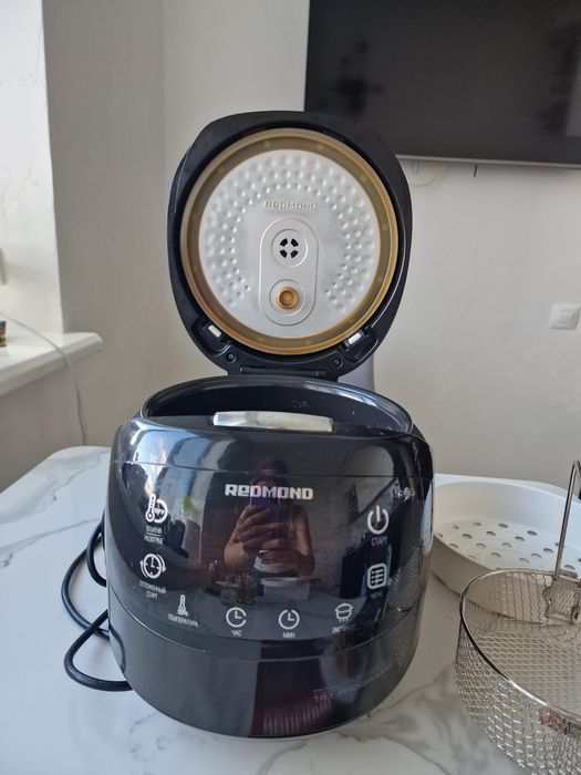Продам рабочую мультиварку Redmond M92S