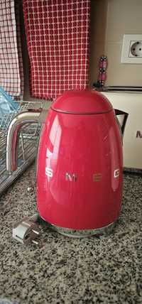 Fervedor SMEG vermelho grande