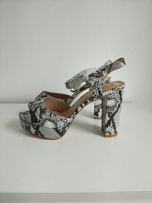 Nowe sandały wąż wężowe na platformie