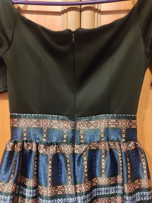 Коктельне плаття з відкритими плечима