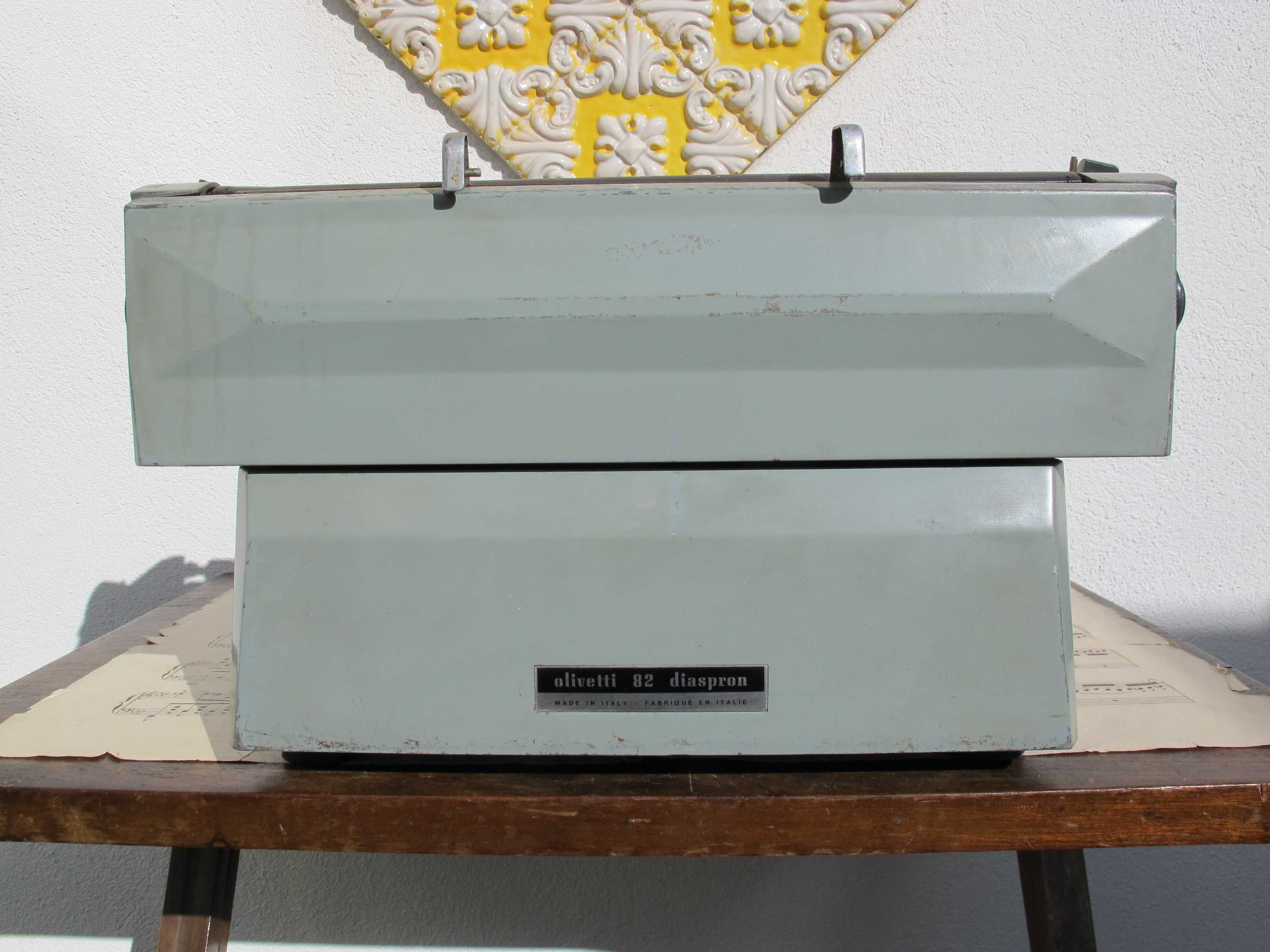 Máquina de Escrever OLIVETTI 82 Antiga