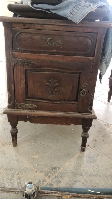 Mesa cabeceira para restauro